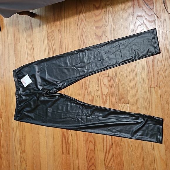 Glossy Black Leggings - Picture 3 of 6